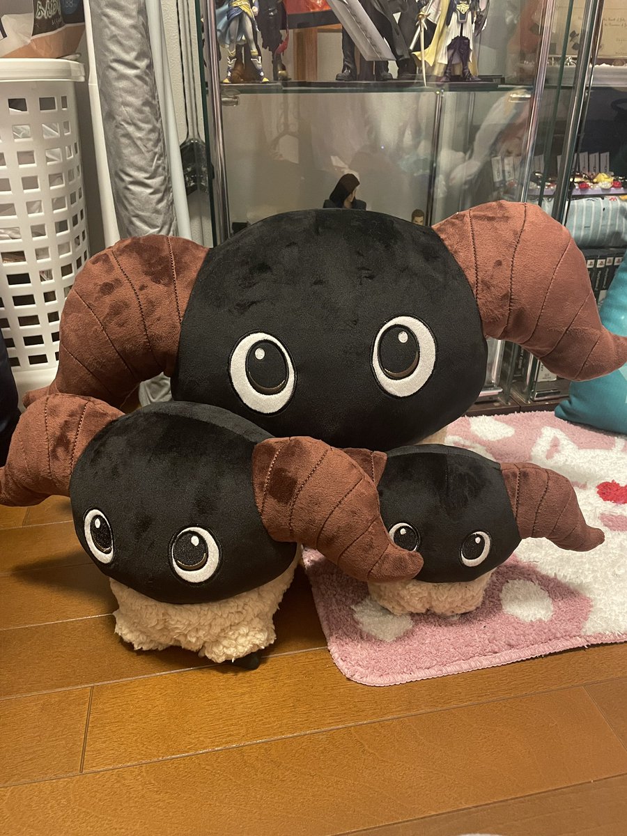While designing Yan I wasn’t sure about the size so I had 3 made. The one everyone ordered is the middle sized one. The big boy is big enough for my kiddo to ride in like a pony! 🤣 if I stack them they become the leaning tower of Yan-za 🗼#yan #finalfantasyxiv #FFXIV