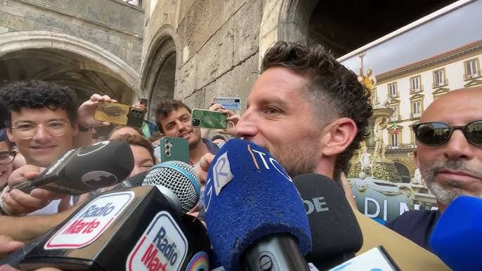 Forza Cimbom (@forzacimbomtr) on Twitter photo - "Evinden görünen manzara göz kamaştırıcı, gözlerini alamıyorsun." 
Dries Mertens: "Sabah uyanıp terasa çıkıp kahvemi içiyorum ve  büyüleniyorum. Sonra düşünüyorum: Napoli tarihinin en iyi golcüsüyüm, bu inanılmaz gurur. Hayattan daha ne isteyebilirim ki?" (Gazzetta) - "Evinden görünen manzara göz kamaştırıcı, gözlerini alamıyorsun." 
Dries Mertens: "Sabah uyanıp terasa çıkıp kahvemi içiyorum ve  büyüleniyorum. Sonra düşünüyorum: Napoli tarihinin en iyi golcüsüyüm, bu inanılmaz gurur. Hayattan daha ne isteyebilirim ki?" (Gazzetta)