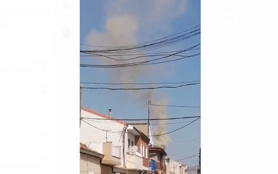 🔵 Se salda sin heridos un incendio que se ha originado en un asadero de pollos de Fuente Álamo. Además, en Las Salinas de San Pedro del Pinatar otro fuego ha carbonizado cien metros cuadrados de este espacio natural.