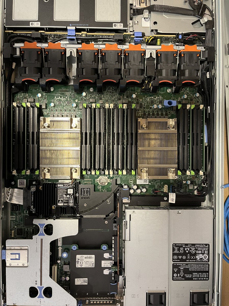 thinkaboutchips's tweet photo. Hoy toca… día de cirugía en nuestro cloud. Upgrade de procesadores, memoria y sistemas de refrigeración de alto rendimiento… maravilloso…. https://t.co/Wo0IQd6kwZ