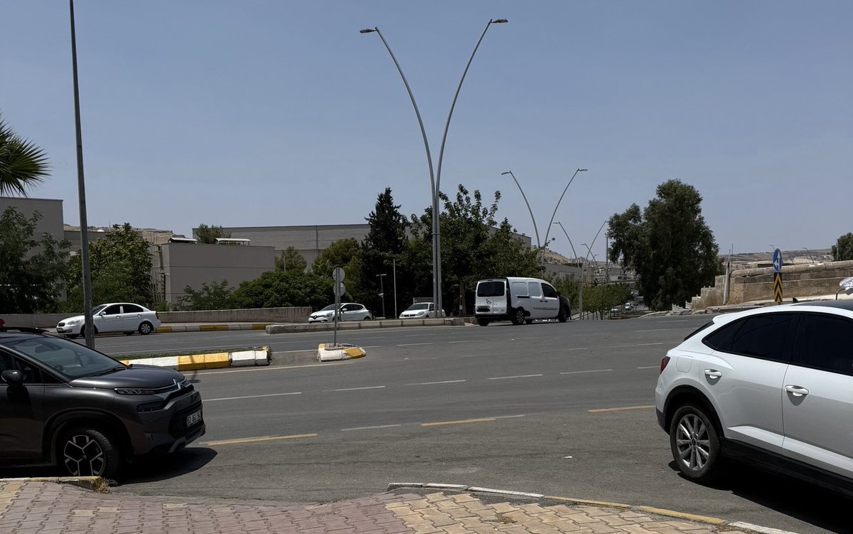 Piazza Avm’nin mezarlığa bakan çıkışında bağlantı yolu doğru çözülmediğinden insanlar trafik ihlali gerçekleştiriyor ve kazalar meydana geliyor.Görselde krokisini çizdiğim çıkışa direk karşıdan bağlantı yapılırsa insanlar hatalı u dönüşü yapmaz ve kazalar meydana gelmez.Bu çözüm
