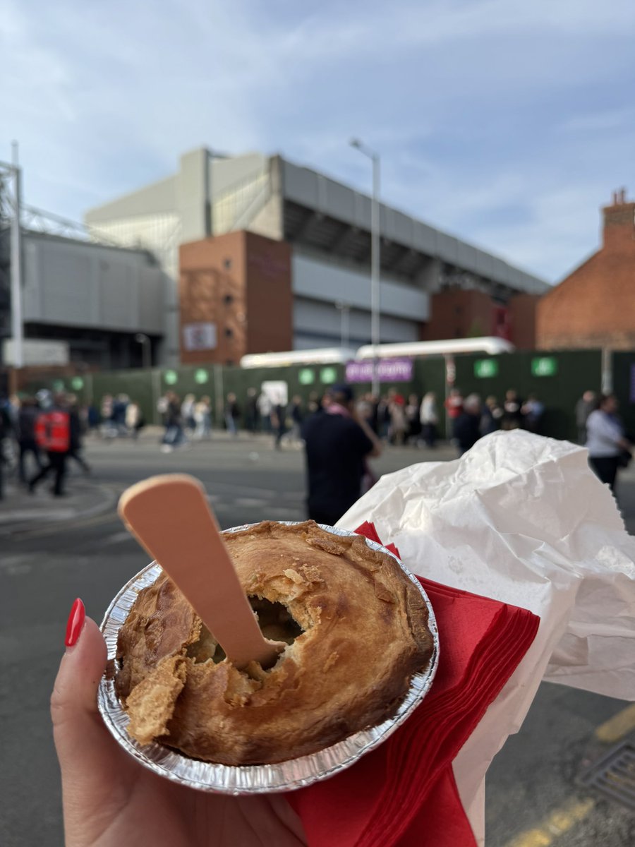 HomebakedBakery's tweet image. BRUUUUUUUCE! Night Two at Anfield❤️

Bad news the weather isn’t too great 

Good news is we’ve got plenty of pies, ponchos &amp;amp; pints to get you sorted out before The Boss &amp;amp; E Street Band rock your world in L4. 

Award Winning Pie &amp;amp; Pint for £8 what’s not to love?

#BuyLocal