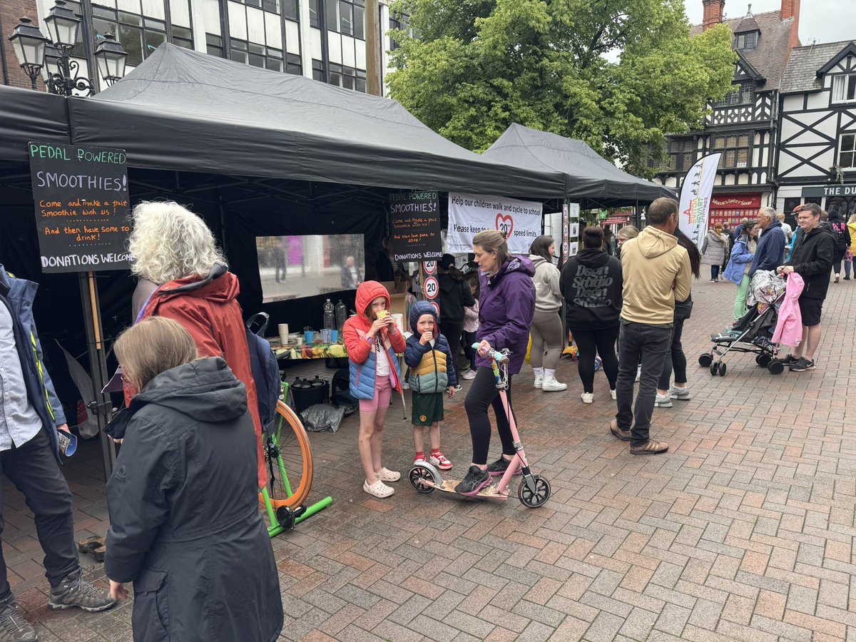Chester_Cycling's tweet image. Plenty of excitement at our stall by the smoothie maker. Pedal to make your own smoothie!