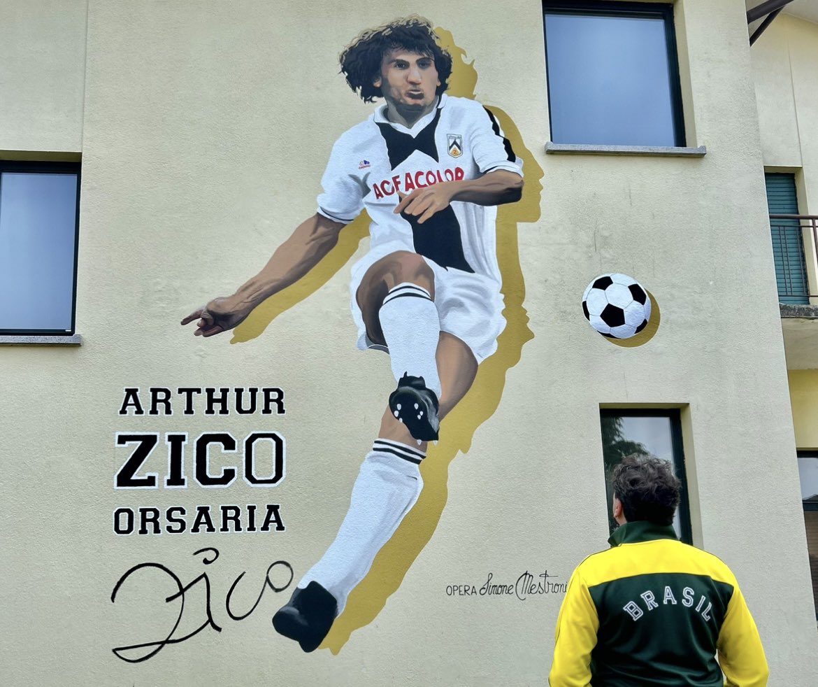 Met dank aan mijn vriend Alessandro Scarbolo, presidente van de Zico fanclub Orsaria, een geweldige ervaring gehad in Udine: een intimi diner met de Braziliaanse superster, het aanschouwen van de splinternieuwe mural en een gesigneerd shirt als bonus. Onvergetelijk.