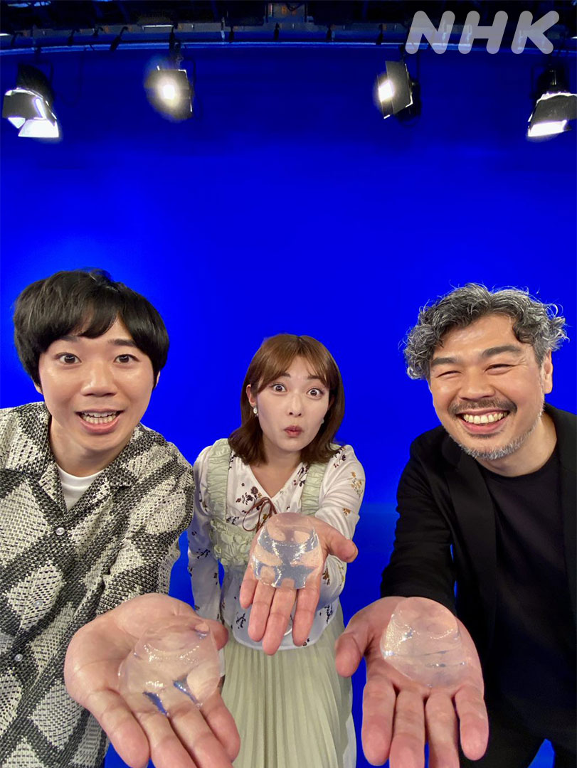 📺あす夜11時30分〜[Eテレ]
◤変幻自在に大活躍！進化する素材 ゲル◢

プリン、豆腐、ゼリー…これらはすべて「ゲル」です！
そして私たちヒトも「ゲル」⁉️

知られざるゲルの沼にハマっていきましょう！
お気に入りのゲルを食べながらご覧ください🍮
※手に持っているのは番組お手製のゲルです