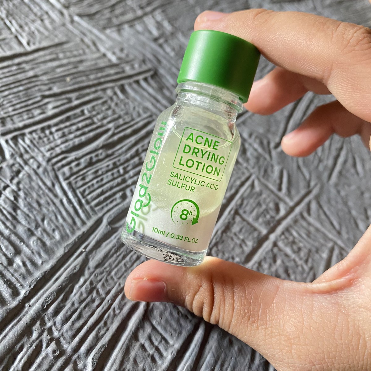 G2G ACNE DRYING LOTION GIVEAWAY 🍃
— untuk 2 orang pemenang 

rules :
1. follow, repost, like tweet ini &amp; tweet yg aku quote di bawah 
2. reply “mau Acne Drying Lotion baru Glad2Glow #ObatTotolJerawatG2G #OvernightAcneFree #RacuninSkincare”