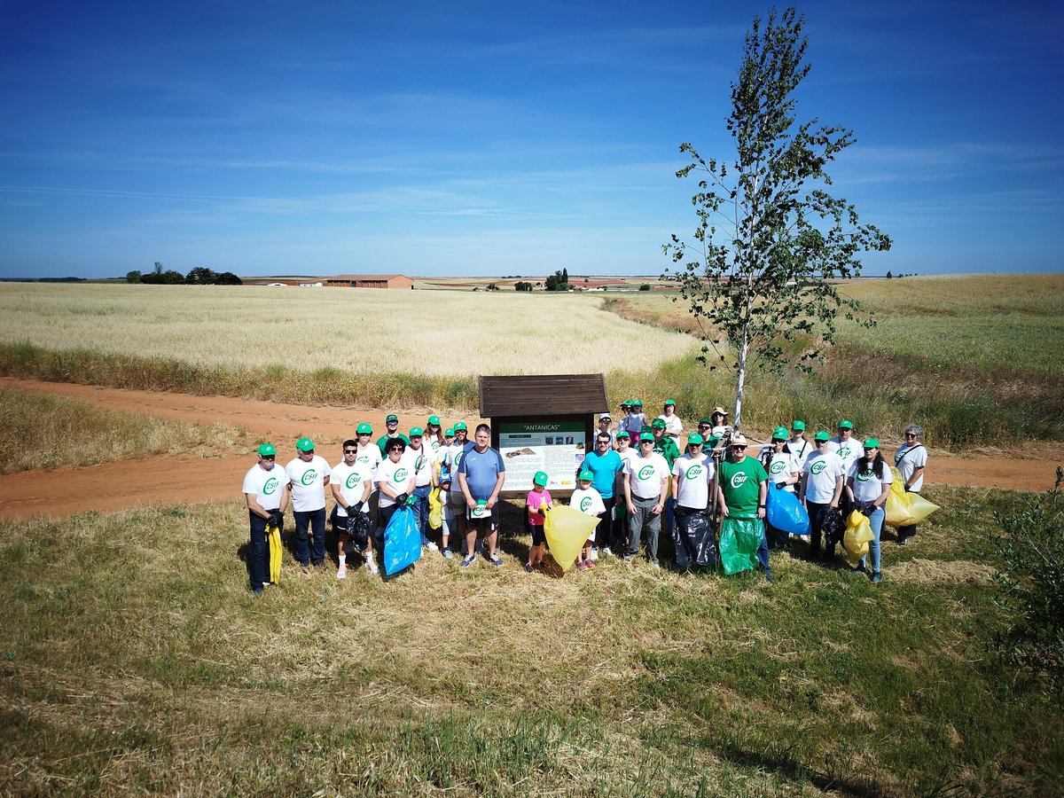 CSIFIgualdadCyL's tweet image. 🌳🧹@CSIF_UACYL se une al #ProyectoLibera impulsado por SEObirdlife y Ecoembes. Delegados y delegadas de León, Salamanca y Burgos han participado hoy en la retirada de residuos de su entorno.
Reiteramos nuestro compromiso con el Medio Ambiente y el bienestar presente y futuro.