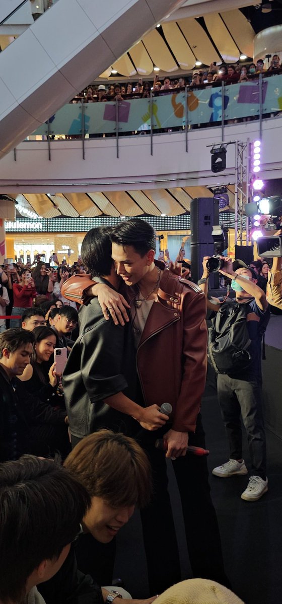 [Fan Cam] งานเปิดตัวเพลง "นิราศรักเอย" และ EP album DAOU Limitless [86 mins]

youtu.be/J3KRSFKobuo?si…

DAOU PREMIERE EVENT
#DAOU_นิราศรักเอย_DDAY
#DAOU_นิราศรักเอย 
#ต้าห์อู๋ออฟโรด #DaouOffroad
#ต้าห์อู๋ #DAOU #oueiija #offroadKTP