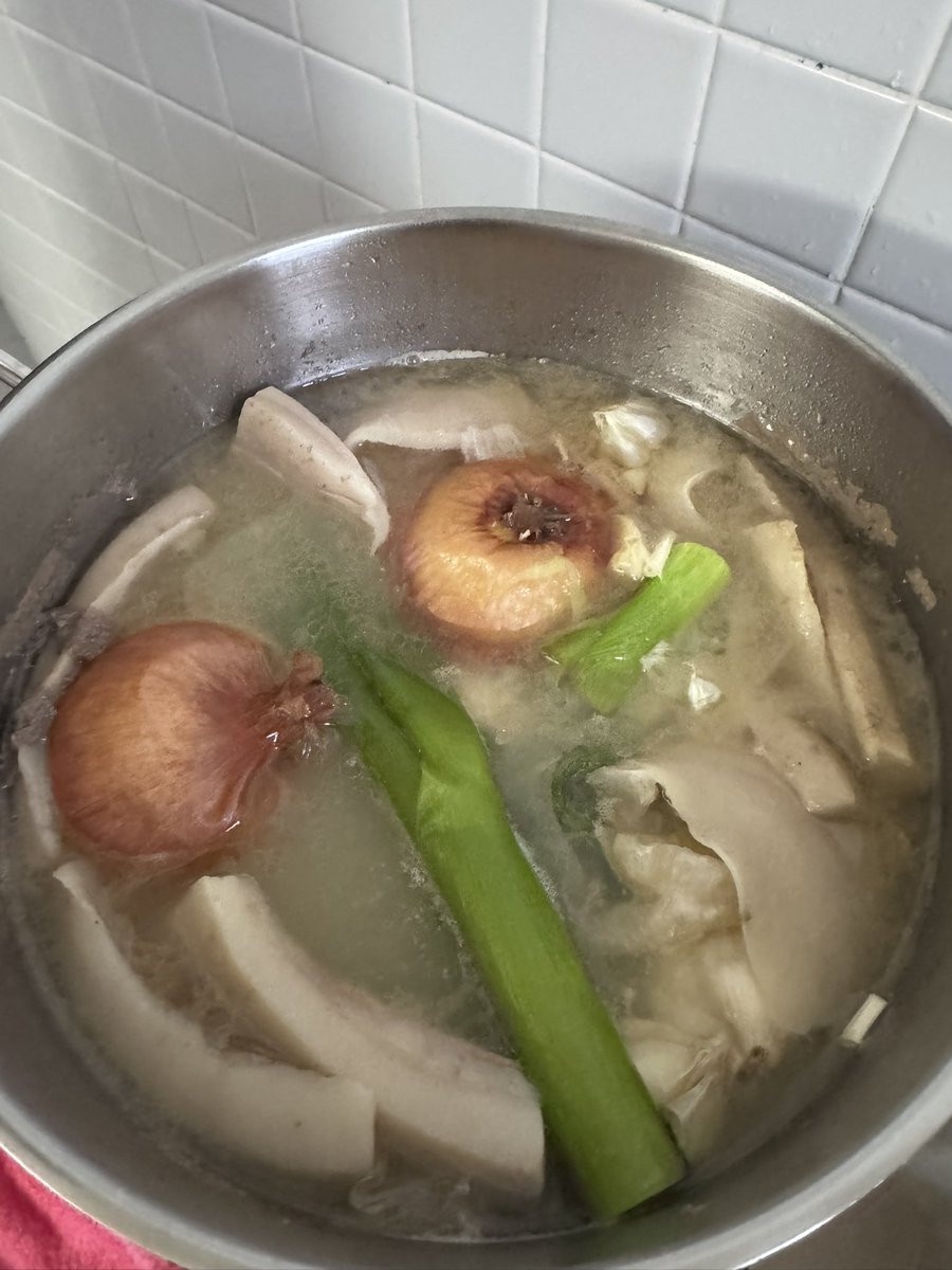 SHorisawa21's tweet image. 日頃の感謝を込めてラーメンしろうを作りました🍜
Made some ramen for the team to say thanks! 🍜😊