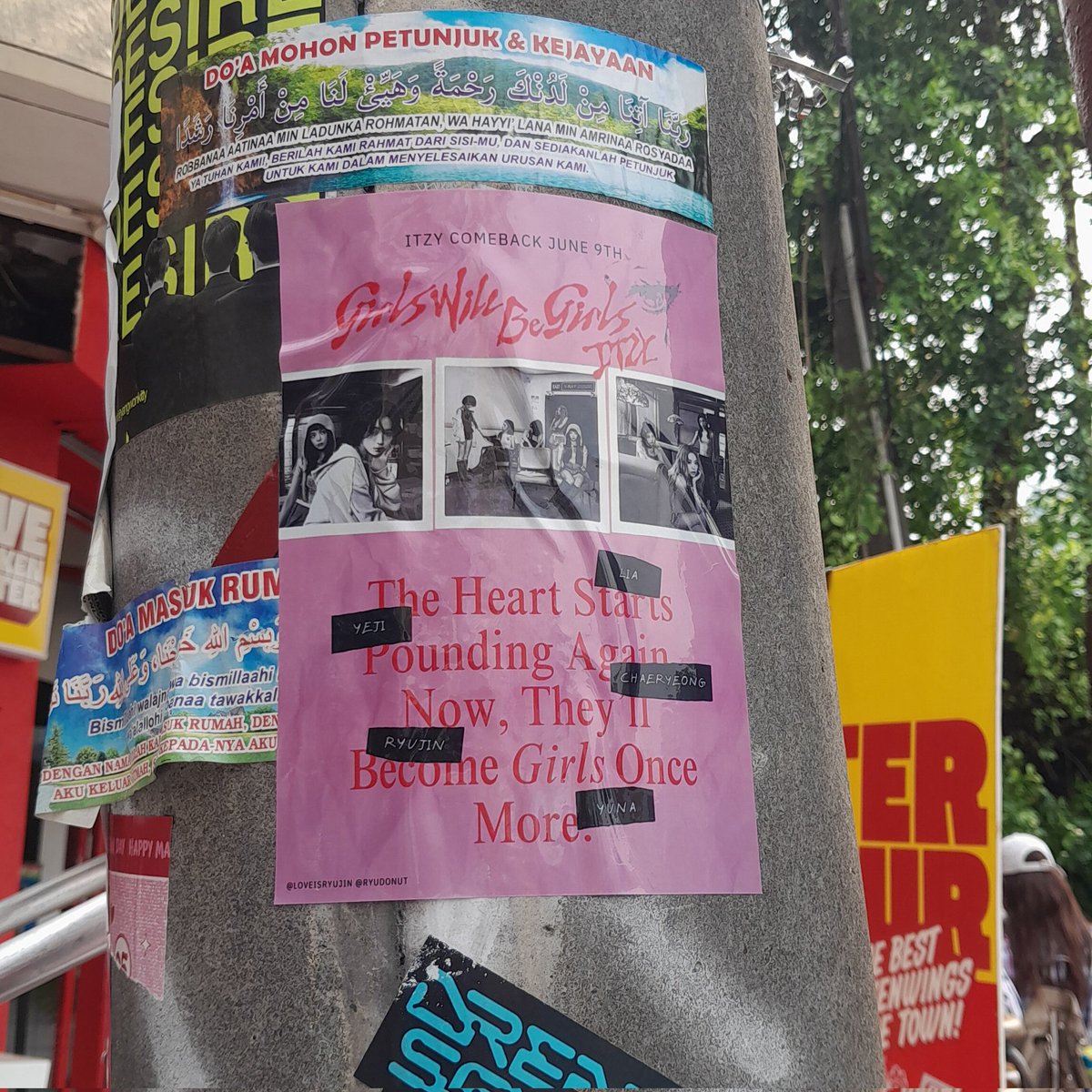 AboutItzyYT's tweet photo. Fans are spreading promotional posters for ITZY's 'Girls Will Be Girls' in Jakarta, Indonesia. https://t.co/EOA4SE6Igj