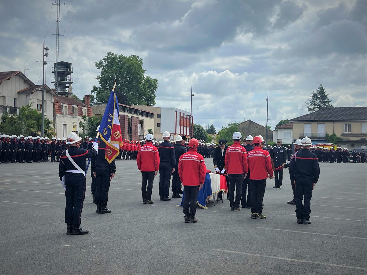 Hommage au Lt Michaël BREZAULT, décédé lors d’un exercice en milieu périlleux.
Son engagement, son humanité et son sens du devoir forcent le respect.
Pensées émues à sa famille, ses proches et ses frères d’armes.
Nous ne l’oublierons pas