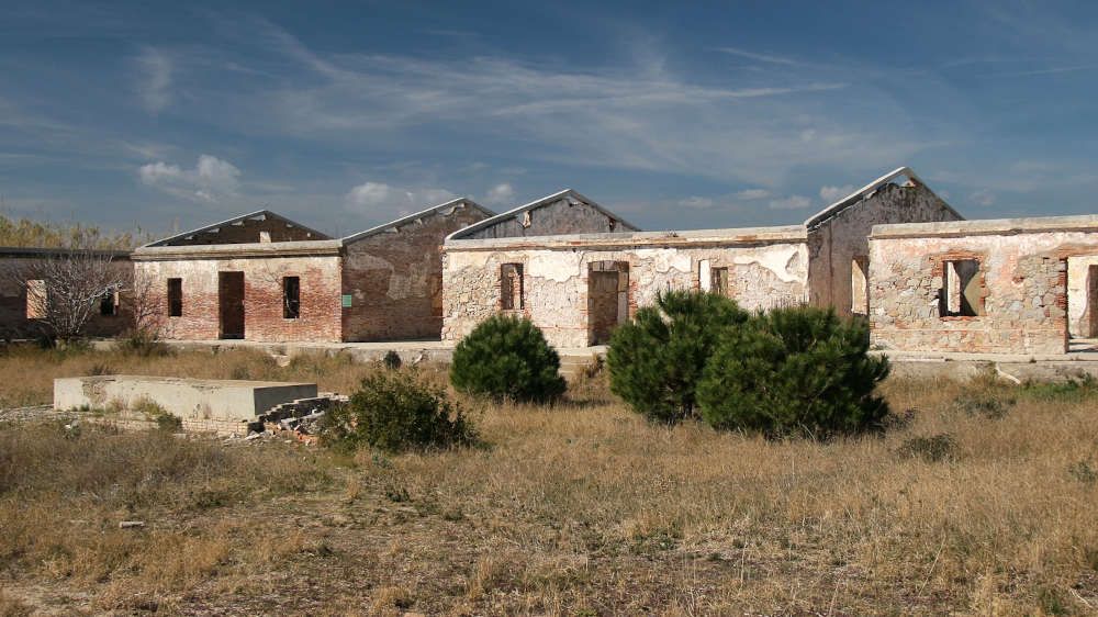 El Semàfor i la Caserna dels Carrabiners del Prat. 📜🏚️ Un viatge per la història oblidada d'aquests edificis que han resistit el pas del temps i el retrocés del delta del Llobregat. Segueix l'enfilall! 👇 #ElPrat #Història #Patrimoni