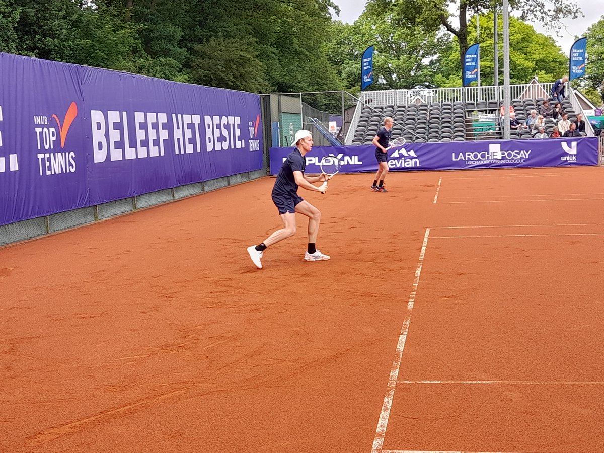 Abel Forger (voorgrond) won al zijn 8 duels in de competitie. Kan hij ook in de play-offs het verschil maken voor Suthwalda? De start is in ieder geval sterk tegen Jasper Smit van Spijkenisse (4-1 Forger). Op de achtergrond Jarno Jans, die Jannick Lupescu treft. #tennis #knltb