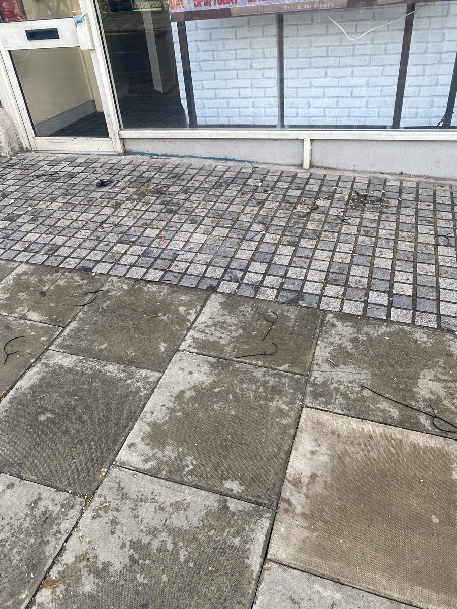 AndrewJSimmo's tweet image. ⁦@NewhamCouncil⁩ I wonder if you would like to contact the company who took down the scaffolding outside Ladbrokes at 64 Woodgrange Road this morning and, public spiritedly, left numerous plastic ties on the pavement for someone else to clean up?