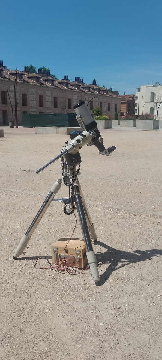 planetarioSN's tweet photo. Viendo el Sol  en la plaza del ayuntamiento de @Ayto_SFH hasta las 14.00 https://t.co/h8Oj0ORgKT