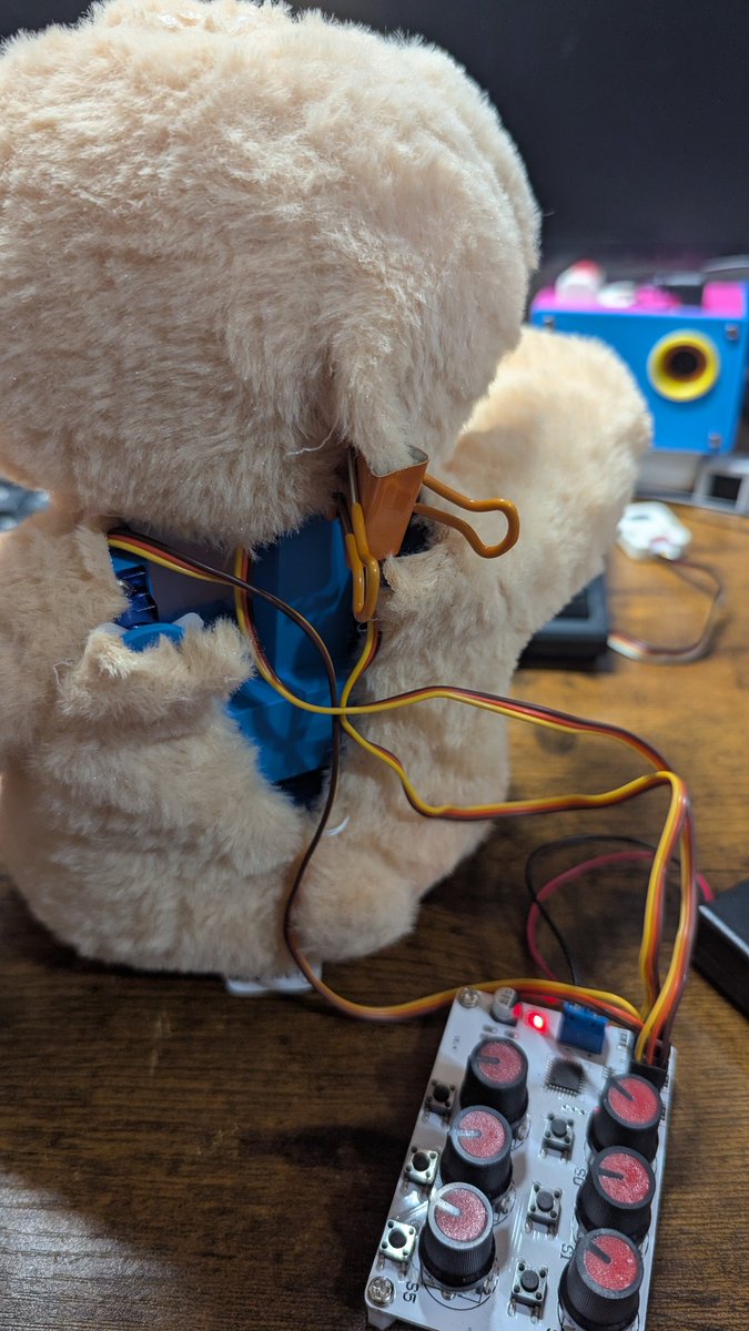 uk59's tweet image. あやしいもの作成中。
仮組みできた動くぬいぐるみキット。
可動ユニットを詰め込むのなかなかグロテスクで罪悪感がwww
しかしどうやって縫合するんだろ、背中バラバラになりそう。M5StackのAtomic Motionにプログラム仕込んだらひとまず完成かな?
#魔改造 #ぬいぐるみ #M5Stack