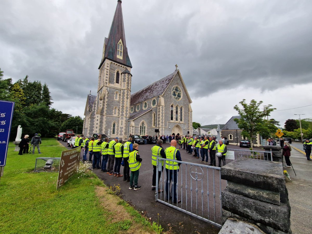 radiokerry's tweet image. From Michael Gaine's funeral taking place at Holy Cross Church, Kenmare. Killarney and District Motor Club have formed a guard of honour outside the church to pay tribute to their friend.