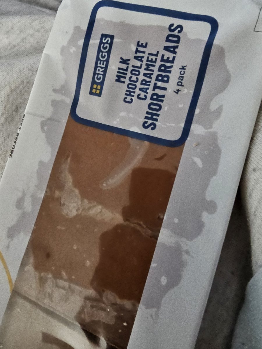 BonPansky's tweet image. Come on @GreggsOfficial who packs caramel shortbread under hot sausage rolls 😭