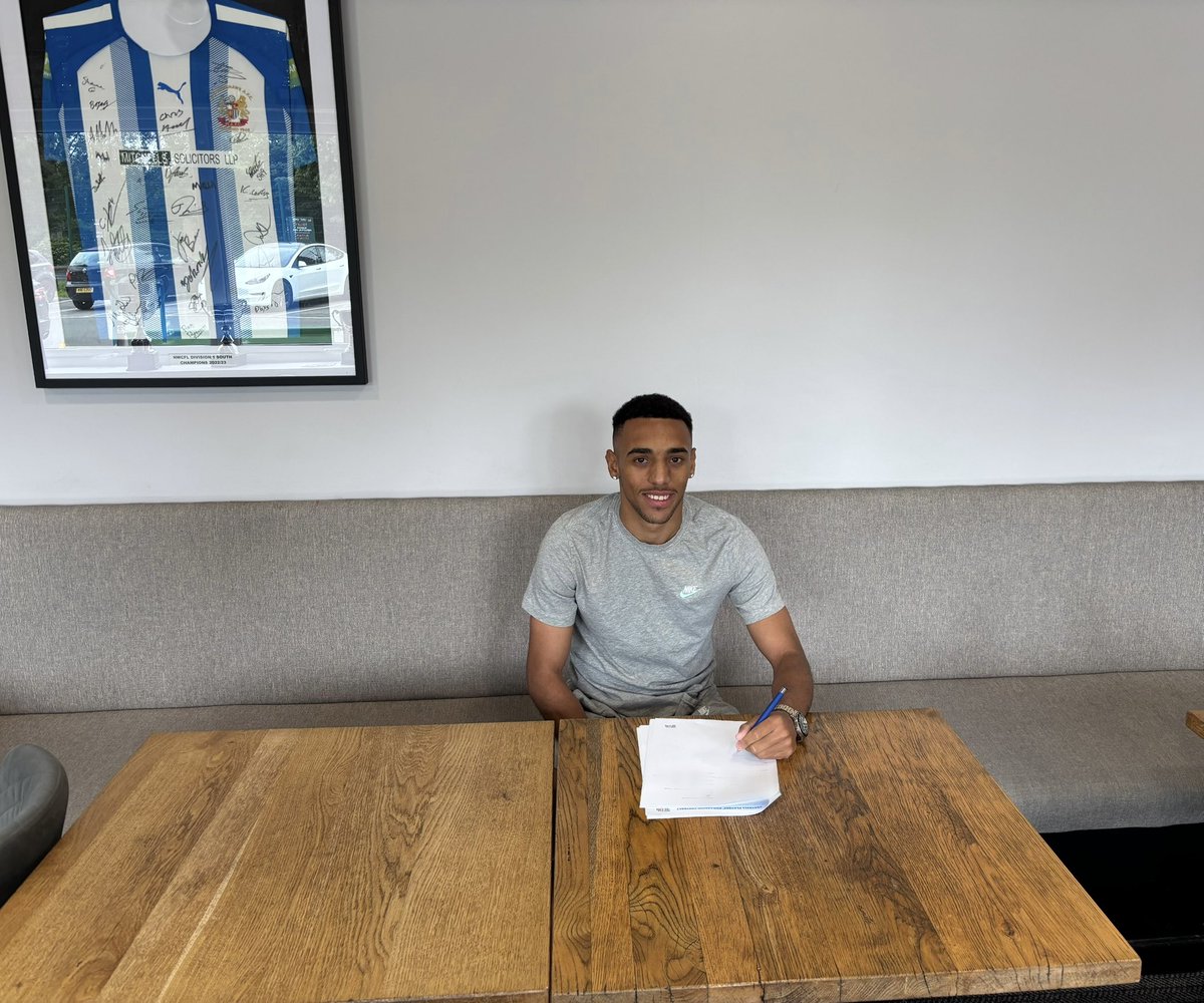 We are delighted to have signed Darius Palma for the 2025/26 Season!

The winger joins us upon his return from New Zealand, and will be a real asset to the club.

He joins up with James Kinsey once again, having played under him at Stalybridge Celtic and Wythenshawe Town.

#M22