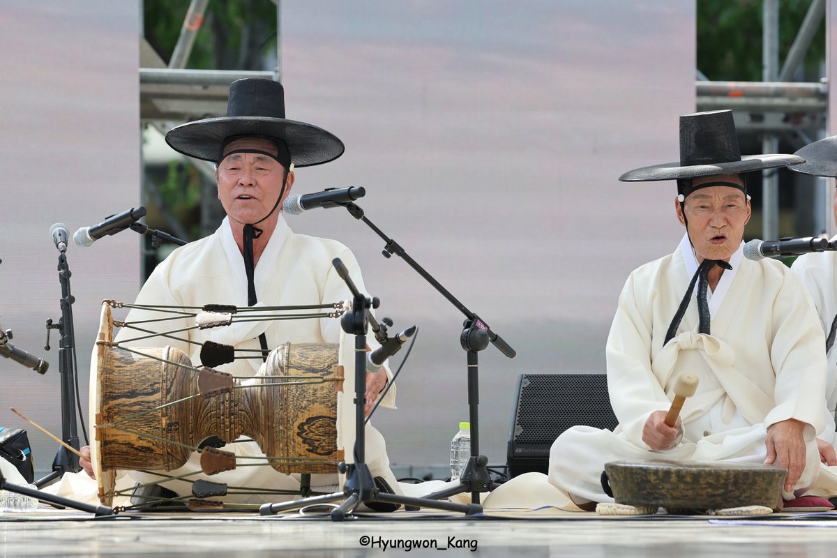 Jindo Ssitgimgut, a ritual performed to purifies the soul of the deceased by washing away any grudges that were not resolved in this world. 광화문진도씻김굿 공연.   
kang.org/20250606-jindo
#광화문광장 #놀이마당 #진도씻김굿 #Jindo #Ssitgimgut #Seoul #Korea #국악주간 #국악