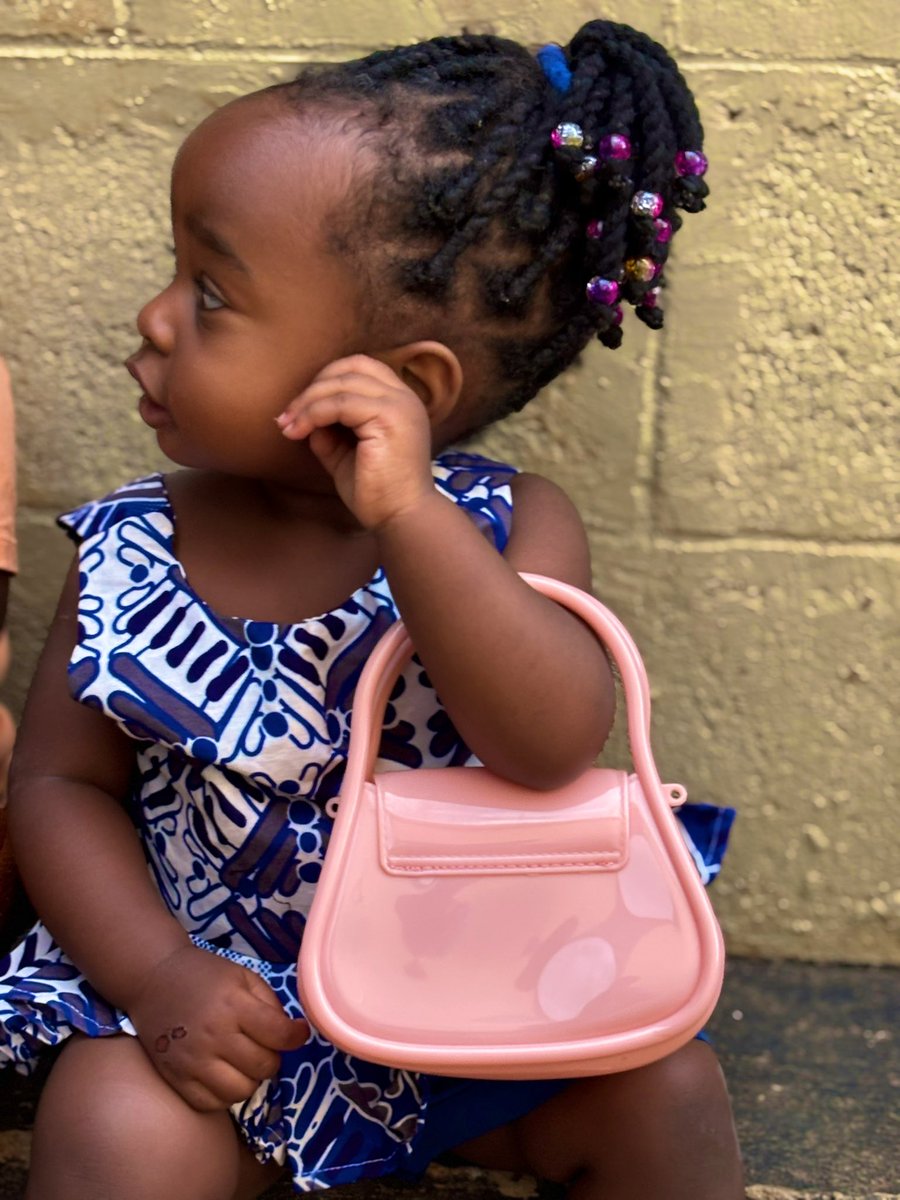Girl to Girl
If your handbag has less than 500k
Throw it away 😂