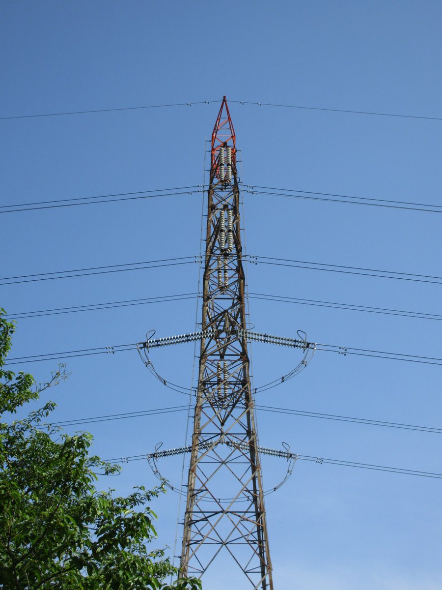 STOS_rapidexp's tweet image. バランス耐張を真横から

#鉄塔 #土曜日の鉄塔 
#チーム鉄塔沼
#送電線 #送電鉄塔