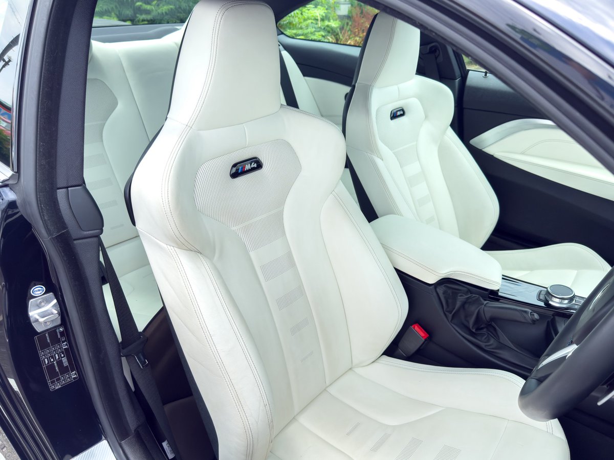 𝙈𝙮 𝙣𝙚𝙬 𝙜𝙚𝙖𝙧... 
F82 M4納車されました🙌

■外装
→Individual / Azurite Black
■内装
→Individual / Opal White interior
→Individual / Piano Black Finish

今度は普通の本物Mです💦
ほんとは出来車が欲しかったけどこの仕様に惚れて購入…
M乗りの皆さん、改めてよろしくです🙇🏻