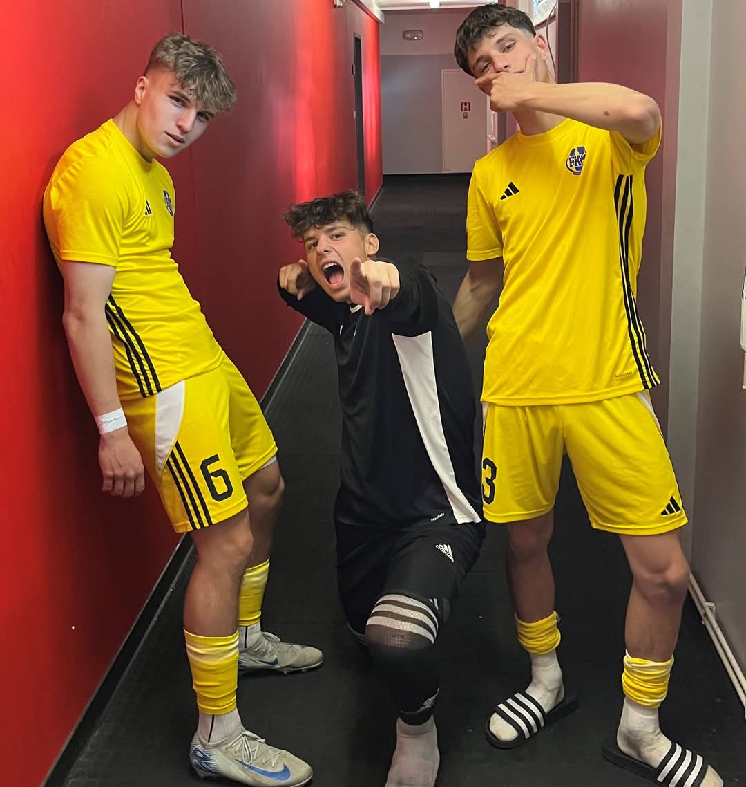 ROZHOVOR :Viktor Nevěčný určuje v kabině módní trendy a sní o zahraničí
Třetím do party žďárských hráčů, který v této sezóně přispěl k záchraně dorostenecké ligy FC Vysočina  je žďárský odchovanec a brankář Viktor Nevěčný. Rozhovor čti zde fczdas.cz/article/743