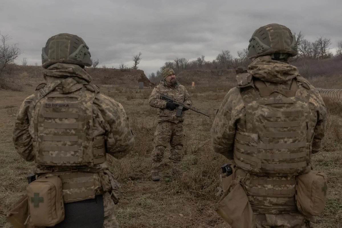 EmilieDefresne's tweet photo. Un journaliste ukrainien, Volodymyr #Boyko, dénonce des #desertions massives -par centaines de milliers depuis 2022- parmi les forces de #Kiev.
Encore ne s'agit-il que des cas officiellement enregistrés d'abandons non autorisés d'unités militaires.
Selon lui, rien qu'entre janvier et mai de cette année, 90 590 procédures pénales ont été enregistrées en vertu des articles 407 et 408 du Code pénal ukrainien concernant les désertions.🔽
https://t.co/3lUFMSWoss