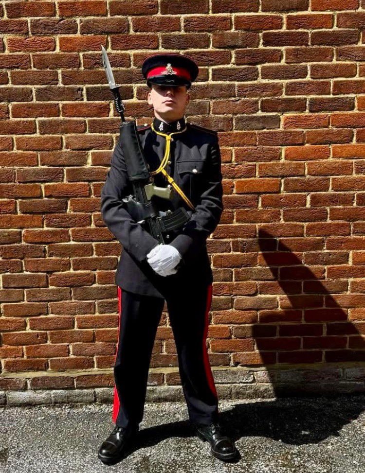 Archie Grove (L14 - 24) has now completed his basic training and completed his first trade after taking his place in the 1RHA, 
Archie had the privilege of being in the Honour Guard for the King’s visit to Larkhill yesterday.  
Credits Clare Grove FCIM 

facebook.com/share/p/1Mn2jM…