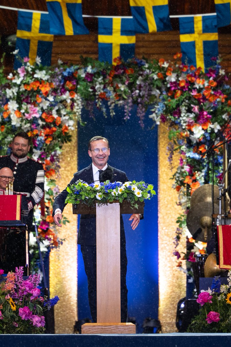 SwedishPM's tweet image. Det finns inga dåliga väder, bara väldigt blöta nationaldagskläder 😉 

Här kan du läsa mitt nationaldagstal på Skansen: regeringen.se/tal/2025/06/st…