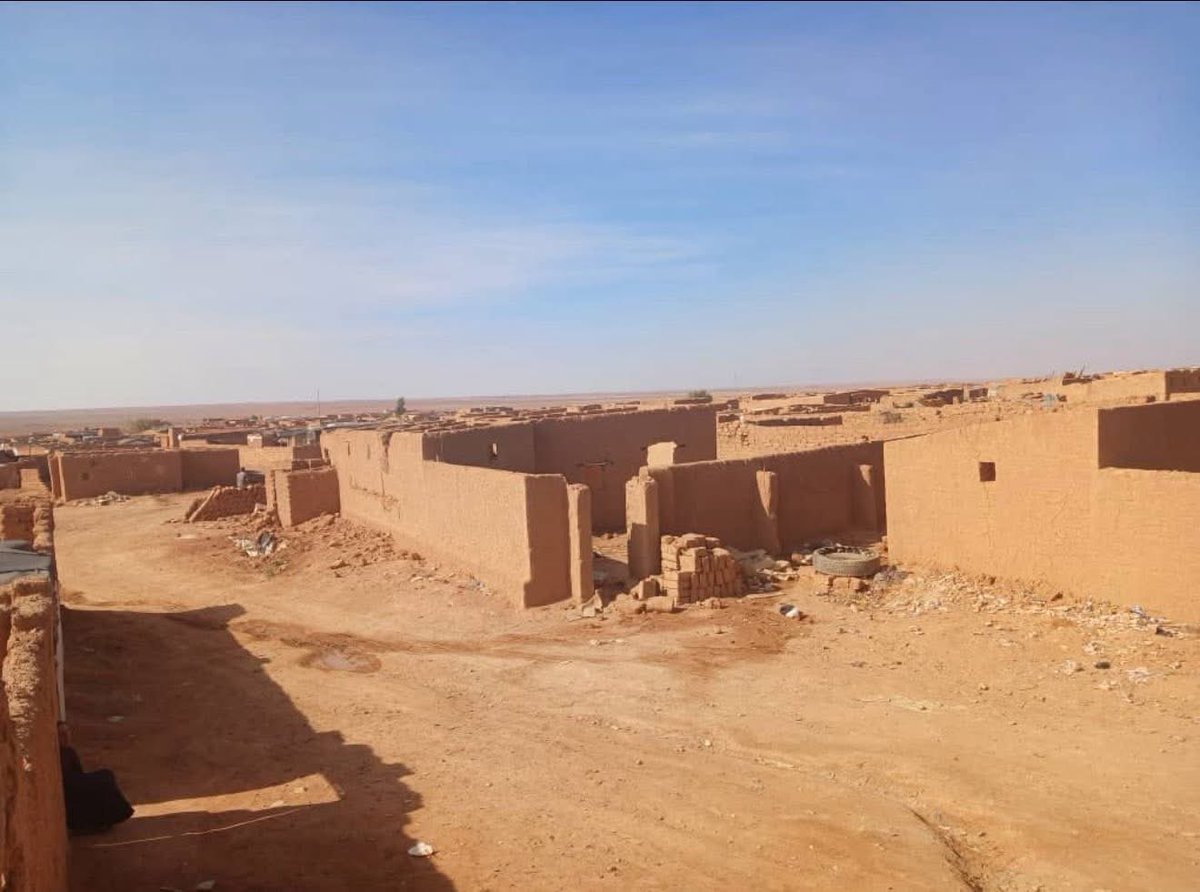 alosh_al1's tweet image. بعد سنوات من القهر والتشريد، يُطوى اليوم أحد أقسى فصول المأساة السورية.
أُغلق مخيم الركبان، وعاد أهله إلى دفء البيوت التي حلموا بها طويلًا.
انتهى مشهد الخيام و البيوت الطينية وبدأت حكاية العودة و لم الشمل
هذه ليست النهاية، بل بداية الشفاء.
#الركبان #سوريا #العودة_إلى_الديار