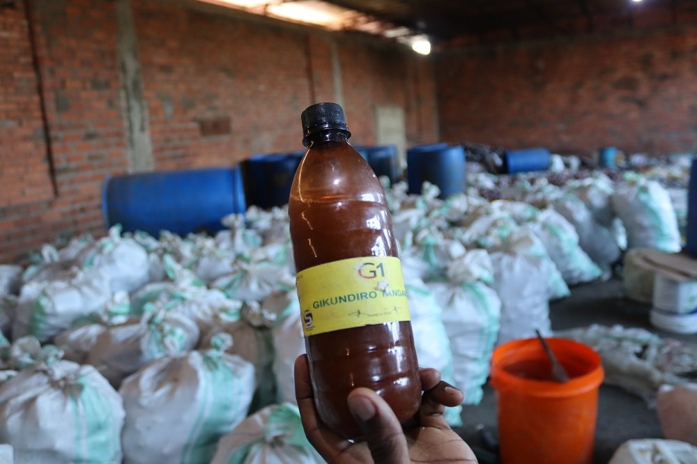 Benshi mu babasawe n'inzoga usanga ari ba bandi binywera iza make ndetse byagaragaye ko nyinshi muri zo ziba zitujuje ubuziranenge kandi zikagira ingaruka mbi zirimo n’urupfu.

Ikigo cy’Igihugu gishinzwe Kugenzura Ibiribwa n’imiti, Rwanda FDA, cyasabye abantu kwitondera inzoga