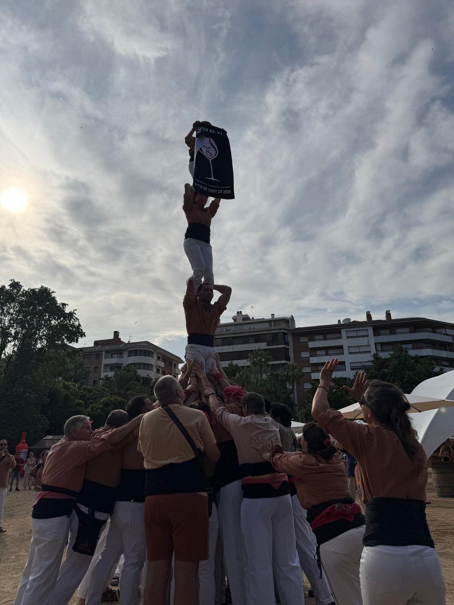 Avui dissabte, nova jornada de la <a href="/ReusViuelVi/">Reus Viu el Vi</a> al #ParcdeSantJordi de Reus. Una fira inaugurada ahir per <a href="/joangene/">Joan Gené Albesa</a>, director de <a href="/incavicat/">INCAVI</a> #viigastronomia <a href="/cambrareus/">Cambra de Reus</a> <a href="/reus_cat/">Ajuntament de Reus</a>