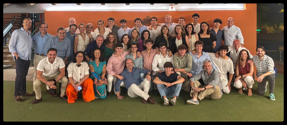 lunadenissan's tweet photo. Ayer el primer equipo Juvenil @cporvenir_cd celebró en el @ClubTenisBetis su final de ciclo de manera  familiar y emotiva. Se ha puesto el broche de oro a un proyecto que comenzó en 2020 y que ha ocupado 5 años de formación y fútbol base.
#lailusiónesnuestra
#lomejorestáporllegar https://t.co/B633DMLwjw