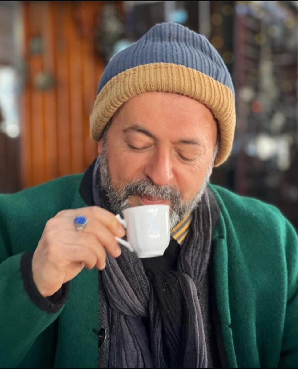 Nereye gitsek birbirimize varıyorduk hatırla
Yolları kimin çizdiğini öğrenmedik hiç
Ama bilmiyor da değildik
Doğudan batıya ben
Kuzeyden güneye sen
Ne çok güneş vardı hatırla ne çok
Seni gördüğümde ırmak kıyısında

Mevlana İdris

Rahmet olsun.