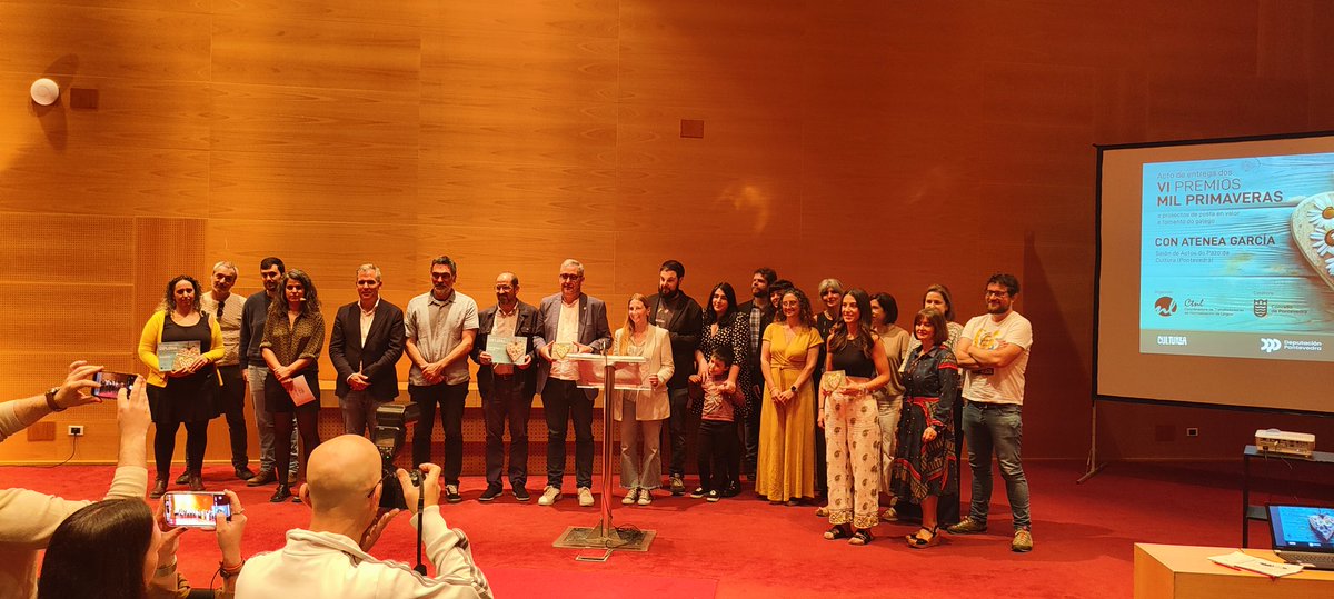 Foto final de grupo destas VI edición dos #PremiosMilPrimaveras!!