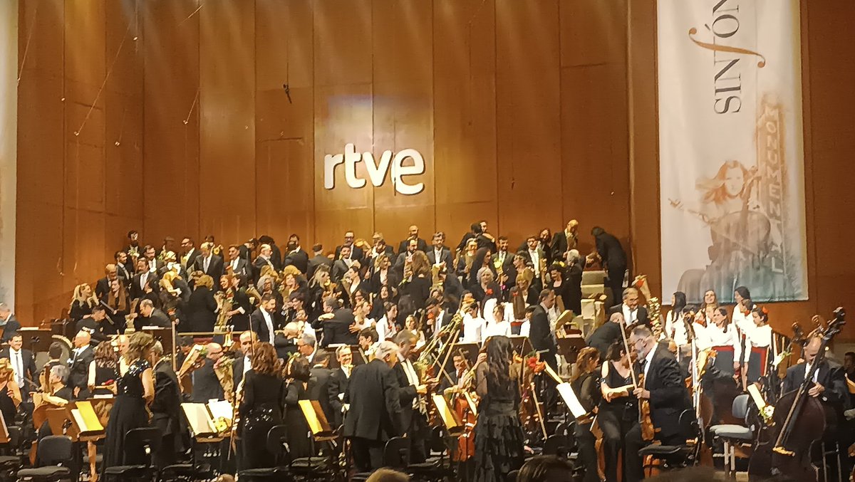 Quiero desear a la Orquesta y Coros de RTVE feliz 60 y 75 cumpleaños. Ayer pude estar en el concierto de celebración , escuchando Carmina Burana. Fue un concierto magnífico. Os recomiendo verlo por la 2 de RTVE. Felicidades y gracias por unas tardes de viernes estupendas.