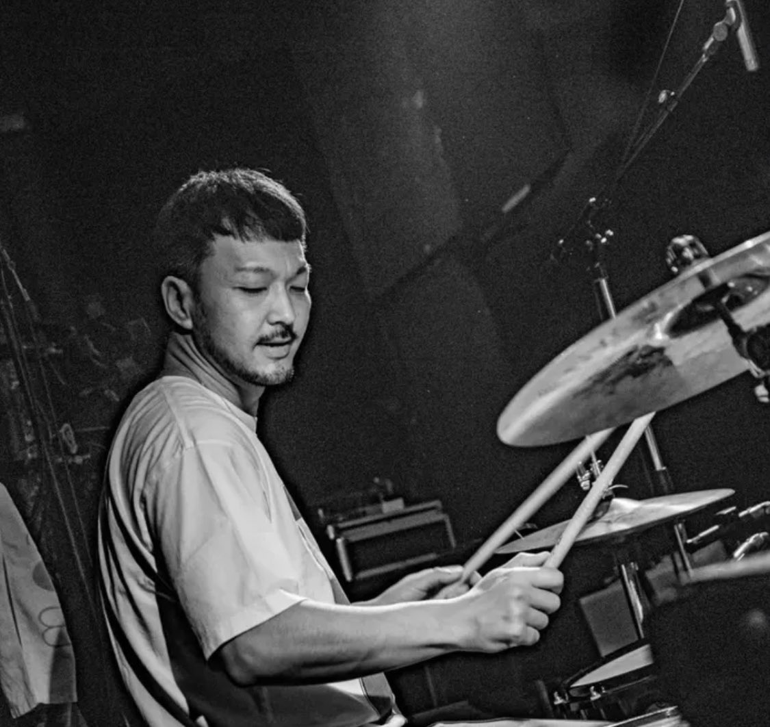 ⚡️New Drummer <a href="/gabbagabbadrums/">たろー</a> ⚡️
THE LUMに新ドラマーが加入しました。

SOUTH BLOWでドラムを叩く “たろーさん” です。
完璧なドラミングで、スタジオに入ったその日に即決しました。

既存の楽曲はもちろん、これからレコーディング予定の未発表曲でも、圧倒的なドラムとサウンドで、THE