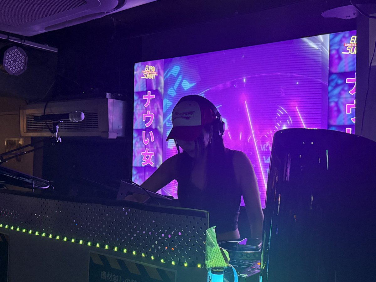 #ユロサミ
続いてスペシャルゲスト、
ナウい女さん！