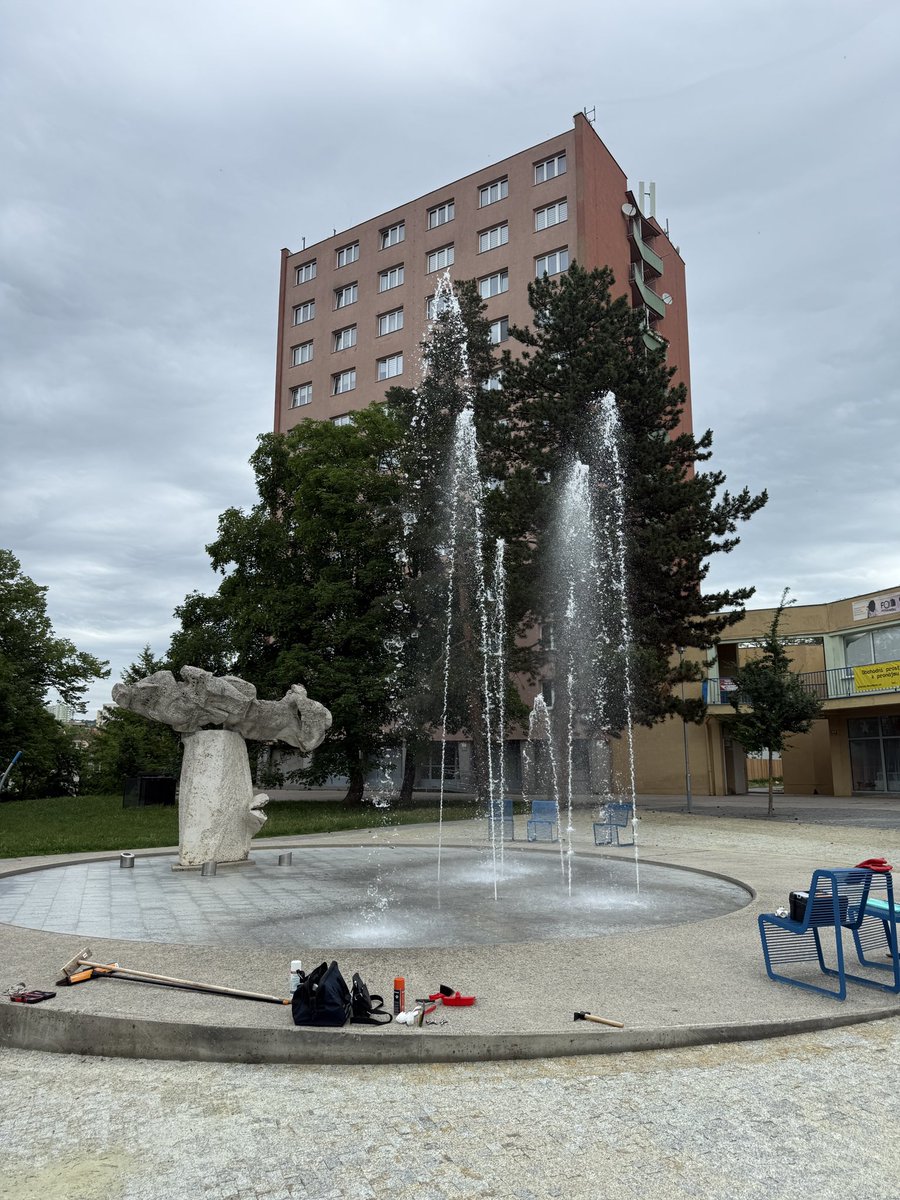 Spouštíme fontánu na Juliánovském náměstí.