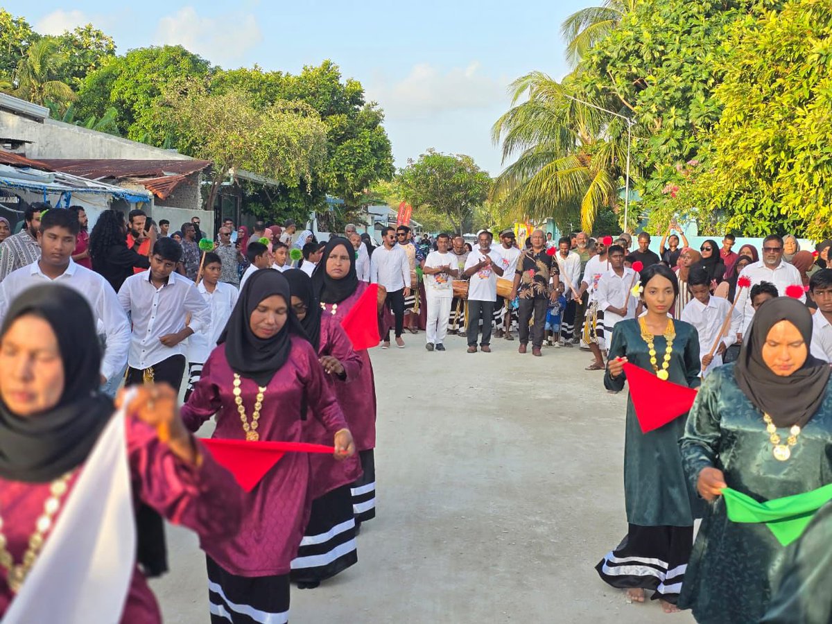 ޢީދު އުފަލުގައި ހއ. ކެލާގައި ކުރިޔަށް ދިޔަ ކޯޑިއާ ދިޔުމުގެ ފޯރިގަދަ ހަރަކާތުގައި ކެލާގެ ޢީދު ހަރަކާތްތަކުގެ ޝަރަފުވެރި މެހުމާނު  ޞިއްޙަތާ ބެހޭ ވަޒީރު ޢަބްދުالله ނާޡިމް އިބްރާހީމް ބައިވެރިވެވަޑައިގަތުން. 

#އަޟްޙާޢީދު1446
#ހާއަލިފުކެލާ
#ދައުލަތުގެޓީމު