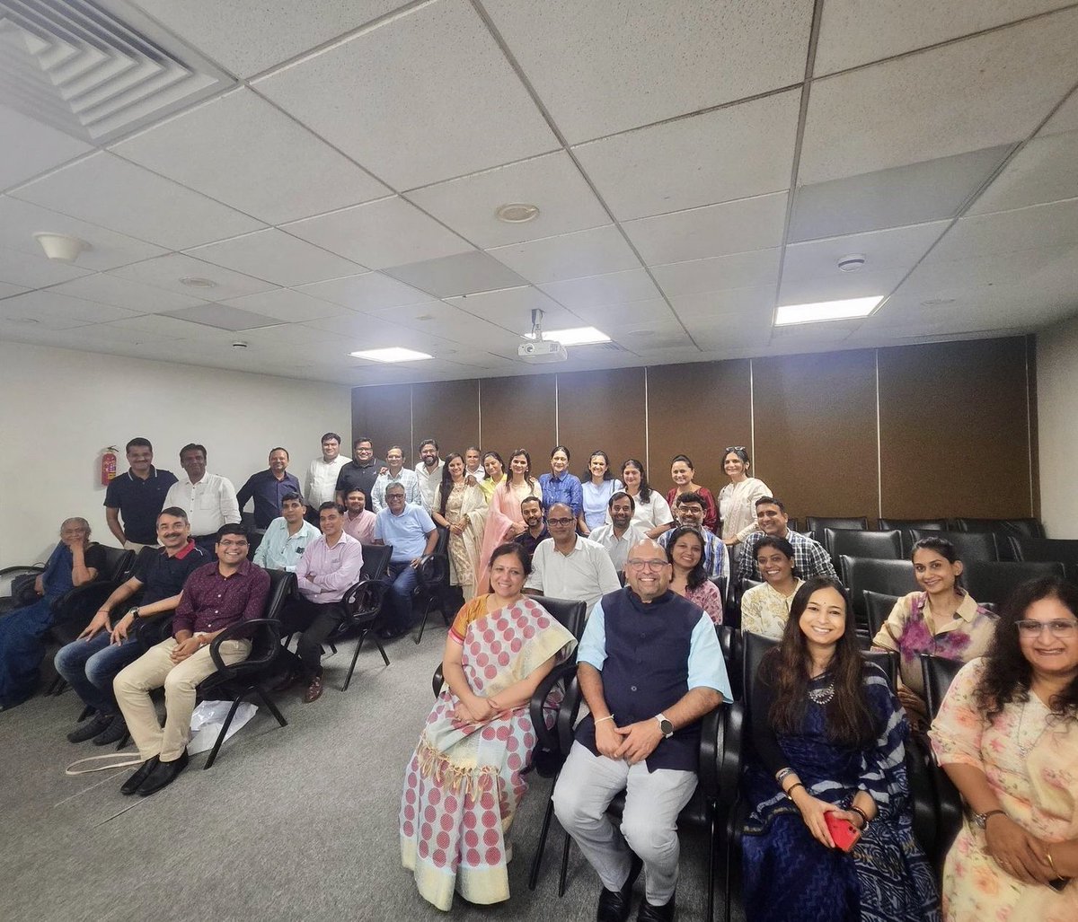 Imjyoti5's tweet image. #SixThinkingHats #EdwardDeBono #BookDiscussion #MPFCentralReadingClub #MCCIA #Pune
One book at a time…Inculcate the habit of reading! 

#MPFReadingClub #BetweentheLines #UpohanManagement    
#Books #Reading #Writing #LetsInspireBihar @LIBLiterary