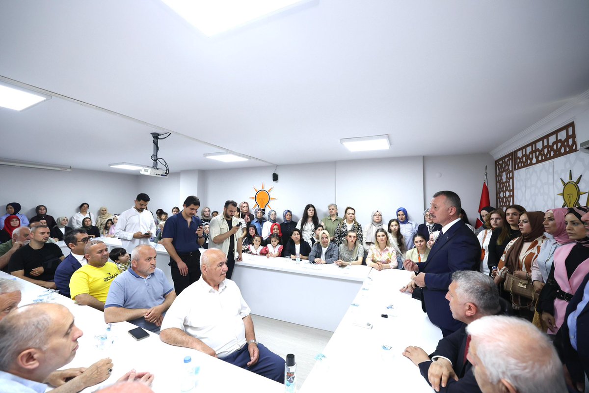 tahirbuyukakin's tweet photo. AK Parti İzmit İlçe Teşkilatımızla bayramlaştık. Sevgi ve samimiyetle bayram coşkusunu paylaştık. https://t.co/Fjcw4rI7uJ