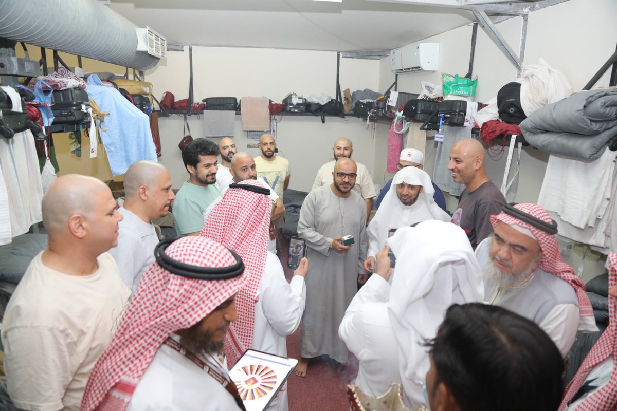 alhmra4hajj's tweet photo. اجواء عائليه و فرحة العيد تملاء الاجواء، و الهدايا لحجاجنا هي تعبير رميز عن شكرنا لهم لاعطائنا الفرصه لنكون جزء من رحلتهم الايمانيه ❤️

#نعمل_بإحسان
#صناعة_الأثر
#تجربة_حج_سعيد
#حج_1446هـ https://t.co/wSzRJVXQoF