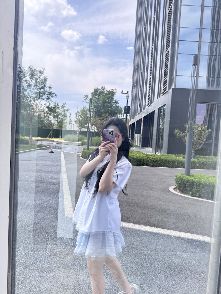 新素人小予身材非常好，长得也漂亮冷白皮超级白那种。