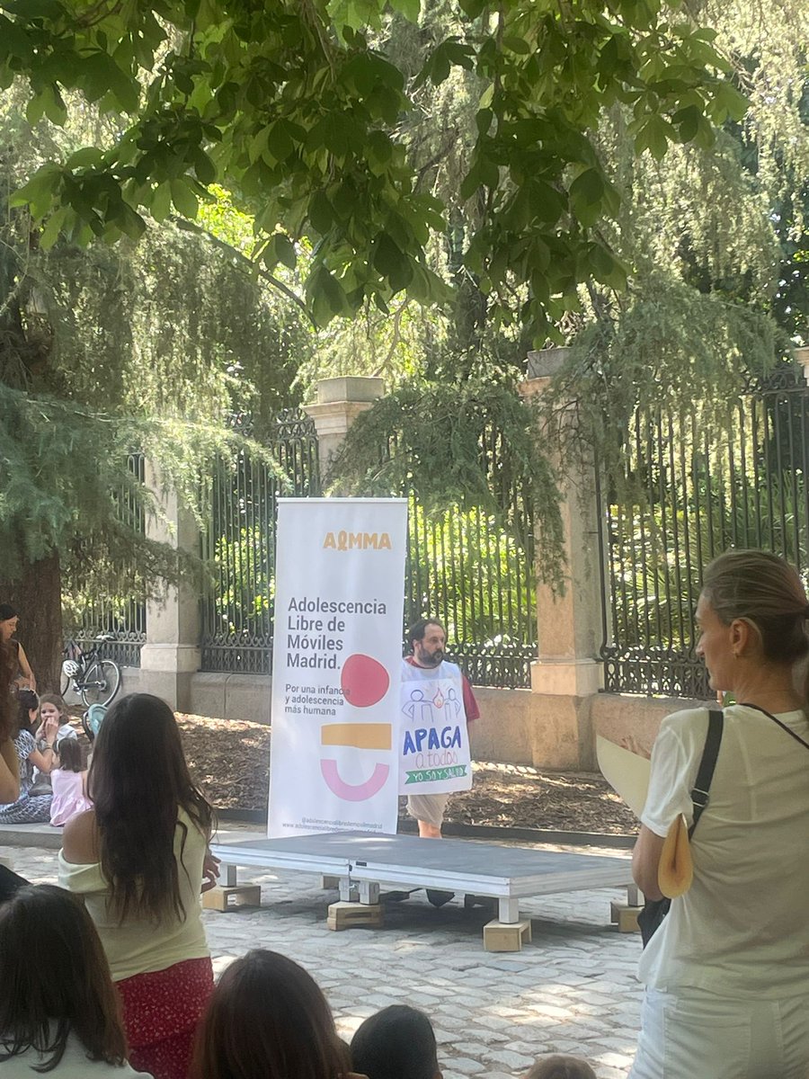 A vivir Madrid (@avivirmadrid) on Twitter photo 📱Conectamos con <a href="/leo12rod/">Leo Rodríguez</a> desde el Ministerio de Asuntos Económicos y Transformación Digital, donde en estos momentos se desarrolla la concentración por una infancia libre de dependencia digital.
Hablamos con los manifestantes sobre sus inquietudes.
📻cadenaser.com/radio-madrid/a… 📱Conectamos con <a href="/leo12rod/">Leo Rodríguez</a> desde el Ministerio de Asuntos Económicos y Transformación Digital, donde en estos momentos se desarrolla la concentración por una infancia libre de dependencia digital.
Hablamos con los manifestantes sobre sus inquietudes.
📻cadenaser.com/radio-madrid/a…