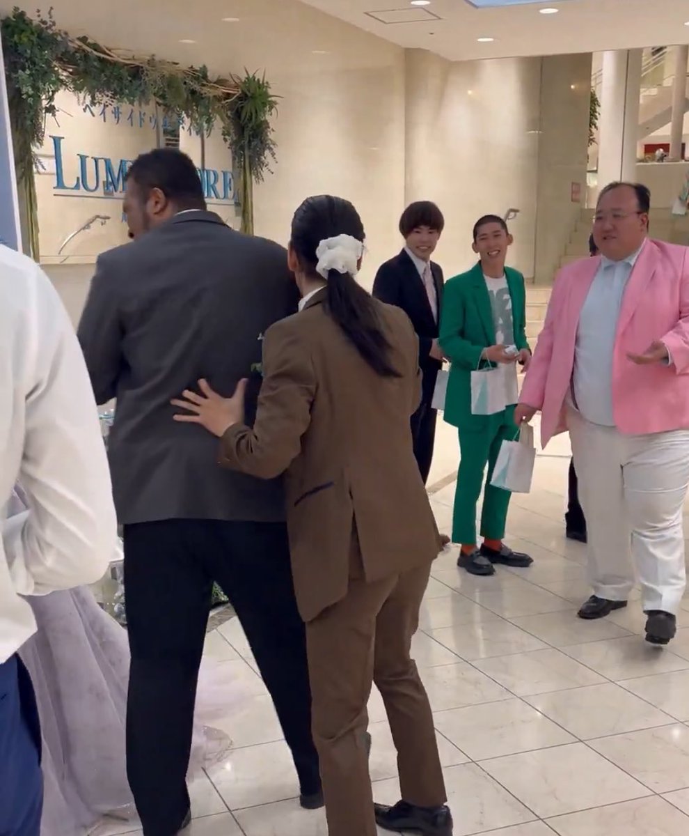 自分の結婚式で新郎がお客様を白シュシュ剥がししてるのさすが川北さん、祝福の中にありすぎるｗｗｗｗｗｗｗｗｗｗ