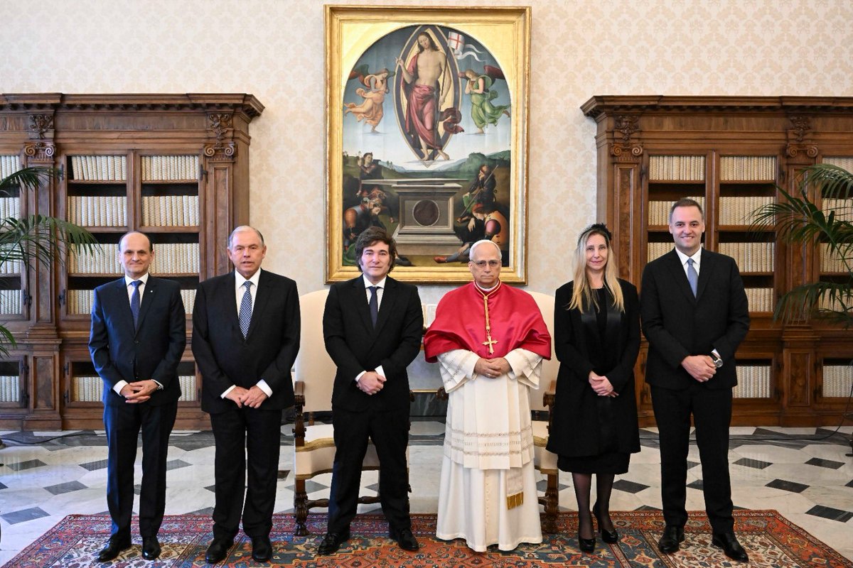 wertheing's tweet image. Emotivo encuentro entre el Papa León XIV y el Presidente Javier Milei en el Vaticano. Dialogaron sobre la relación entre Argentina y la Santa Sede, y sobre los conflictos bélicos en el mundo. Milei manifestó su vocación de intervenir siempre promoviendo la paz. El Papa aceptó con…