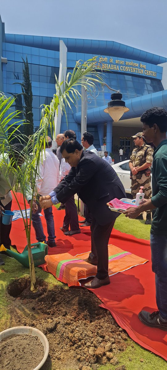 Dr. SVS Narayana Murty, CMD, MIDHANI, was honoured to be part of NFC Day 2025 celebrations in Hyderabad on 6th June, commemorating the first nuclear fuel bundle production (June '73).
He graced the occasion as Guest of Honour alongside Chief Guest Dr. R.B. Grover, Member, AEC.